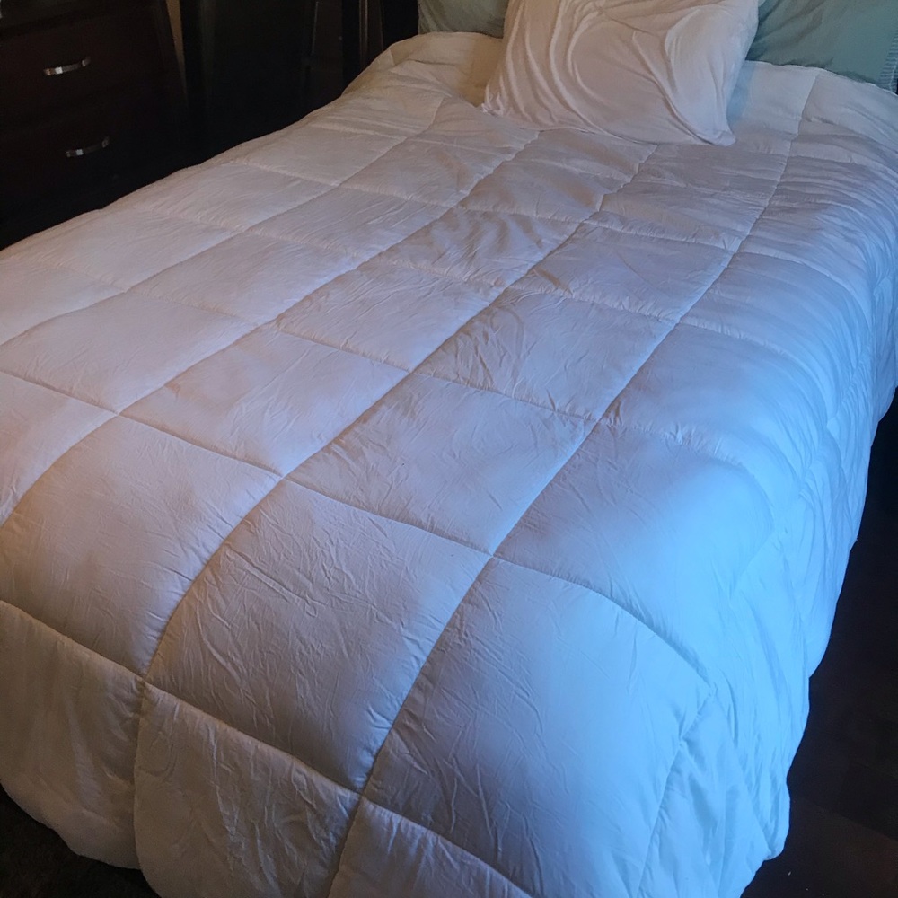 White bed spread - Picture 2 of 3